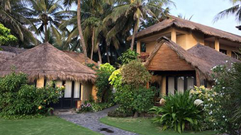 What are the key factors to pay attention to when using simulated thatched roofs in scenic areas